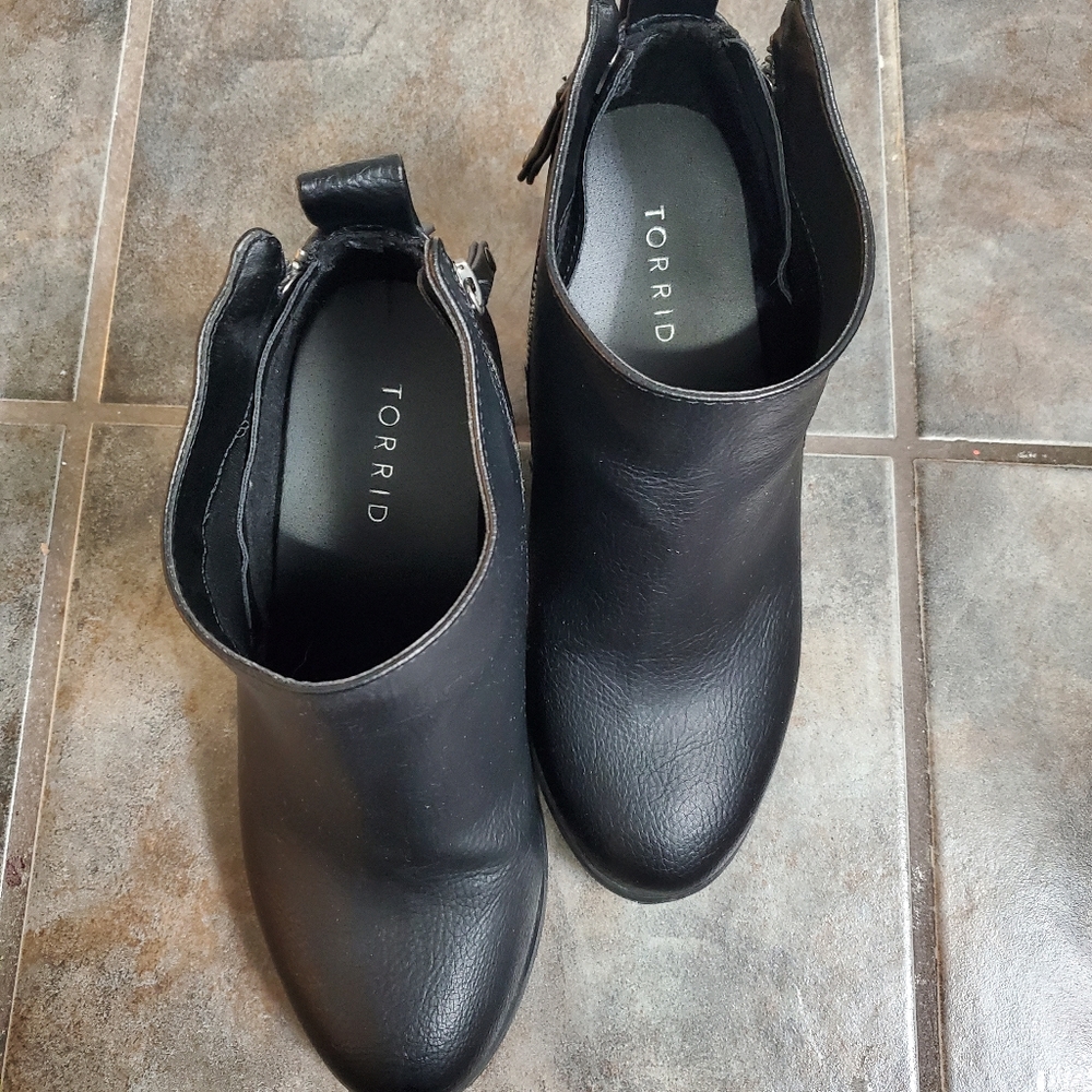 Side Zip Heel Bootie 7.5WW